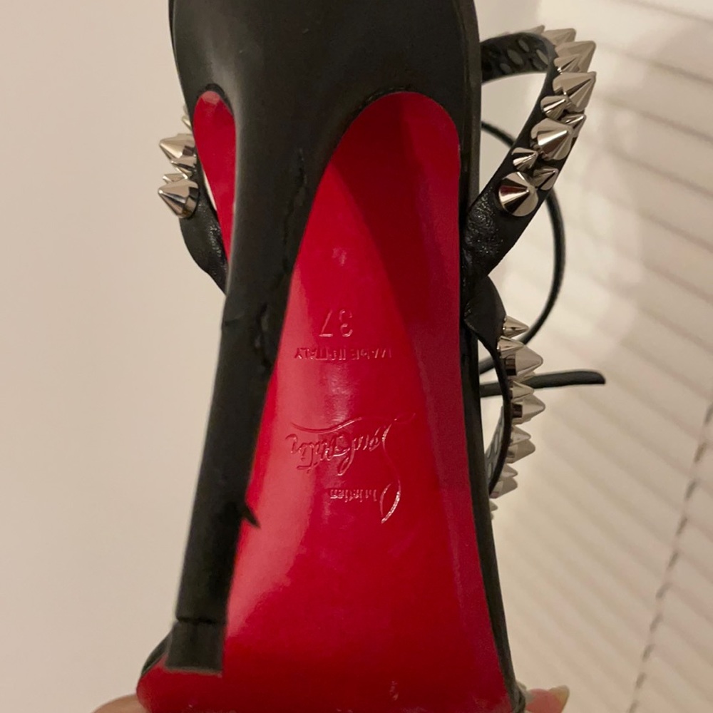 Christian Louboutin - Picture 5 of 7